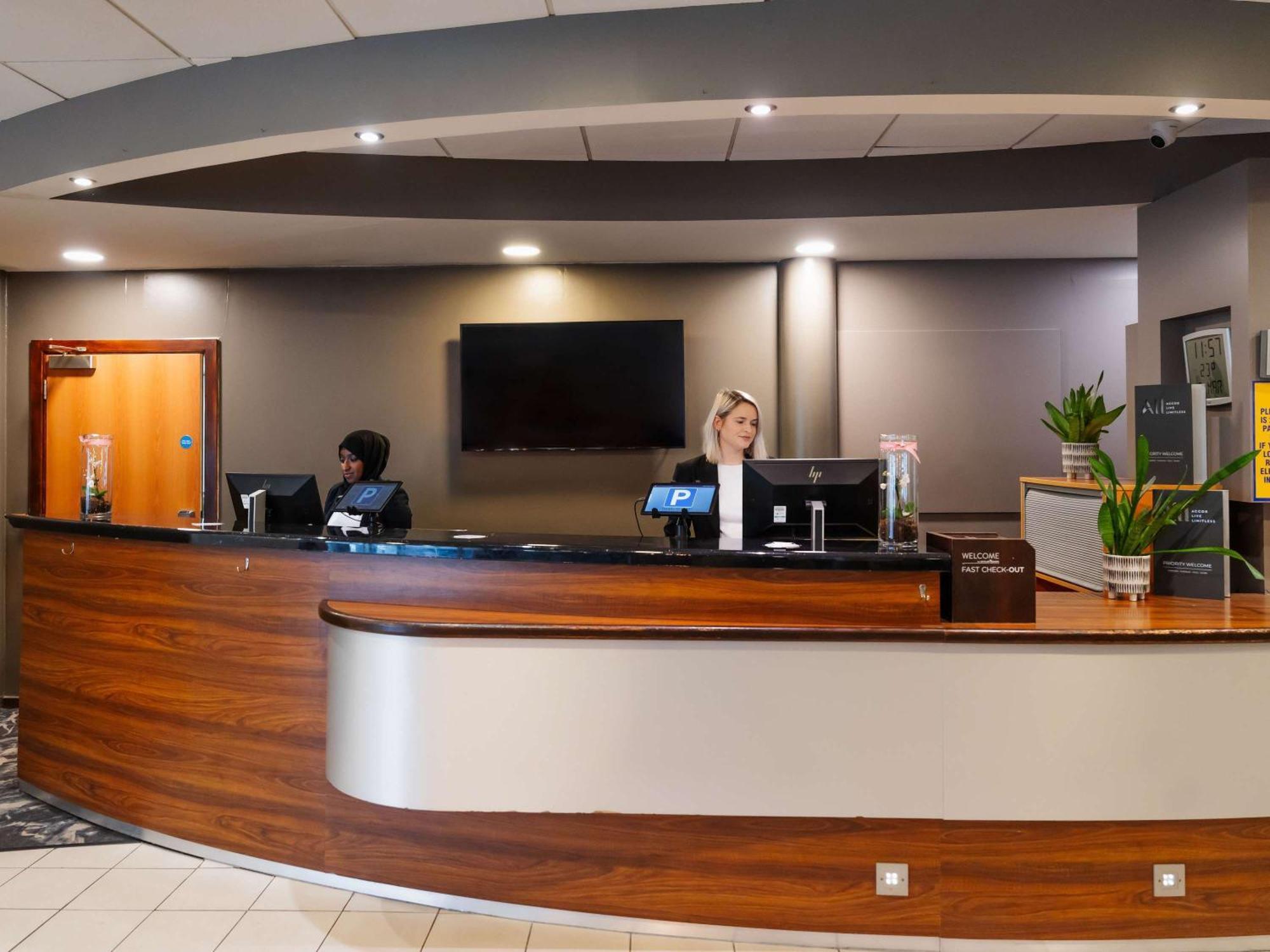 Novotel Мілтон-Кінз Екстер'єр фото